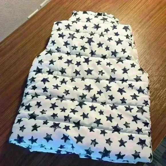 Lot of  Girls’ Tommy Hilfiger Puffer Vest and Tee size 3T- PRISTINE CONDITION - Picture 3 of 15